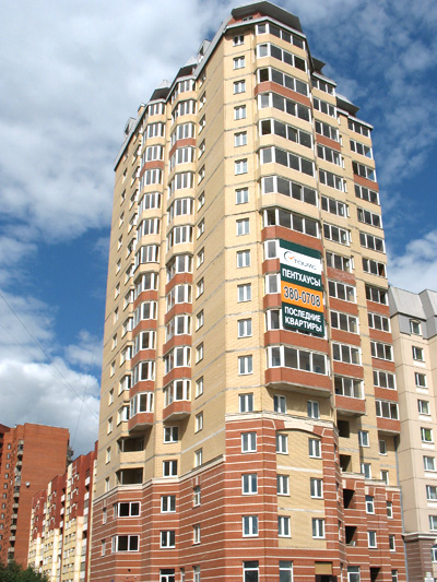 Дом на заключительном этапе стройки. Июнь 2006